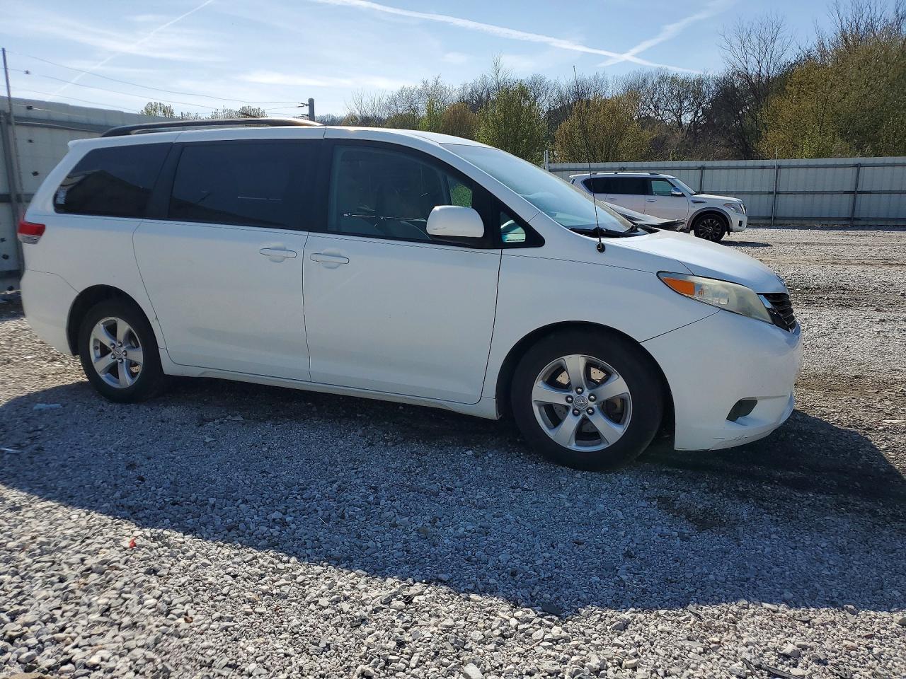 2012 Toyota Sienna Le 8-Passenger - Фото 4
