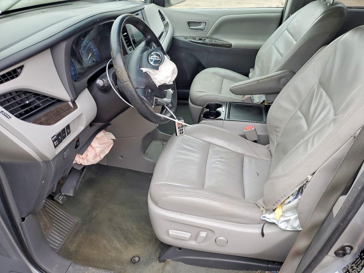2016 Toyota Sienna Xle 8-Passenger - Image 7