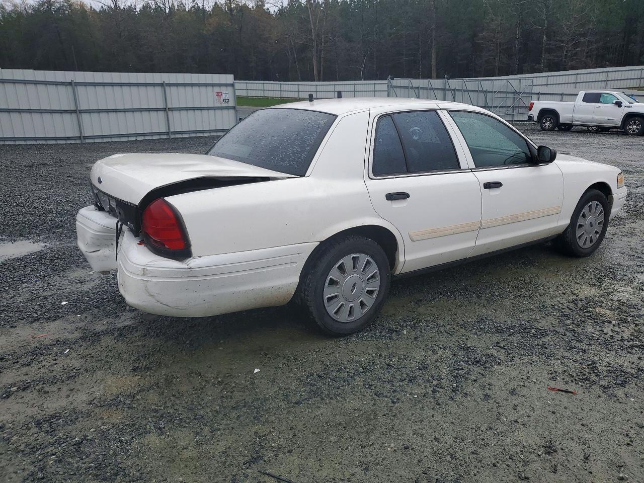 2010 Ford Crown Victoria - Image 3