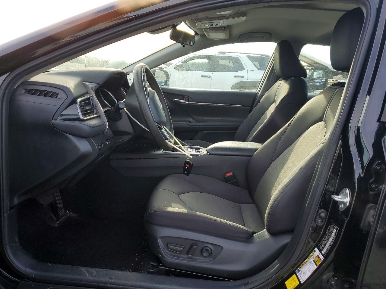 2022 Toyota Camry Hybrid Le - Image 7