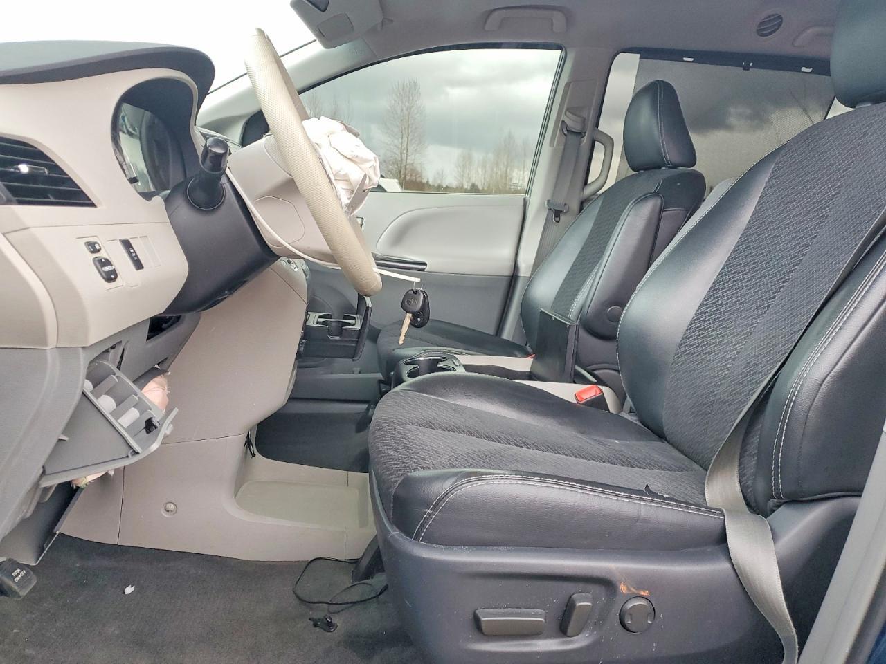 2011 Toyota Sienna Se 8-Passenger - Image 7