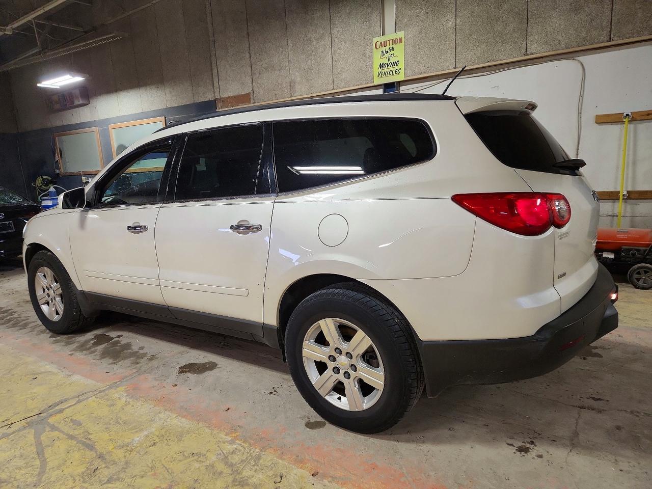 2011 Chevrolet Traverse Lt - Image 2