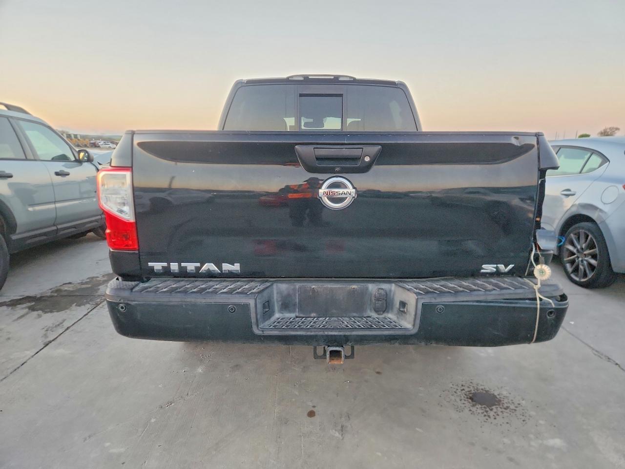 2017 Nissan Titan Sv - Image 6