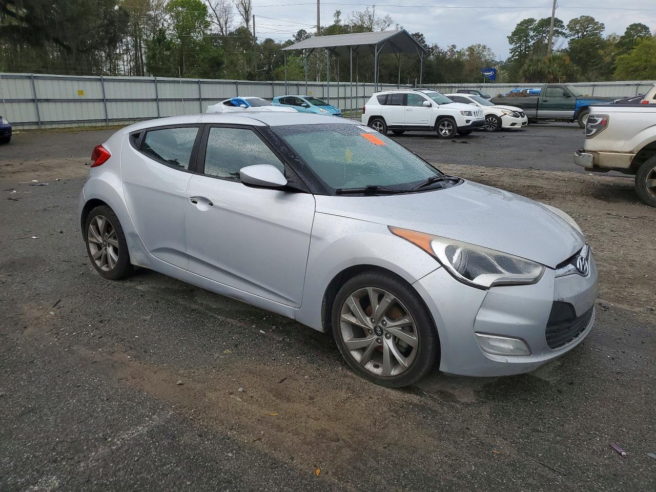 2017 Hyundai Veloster Base - Image 4