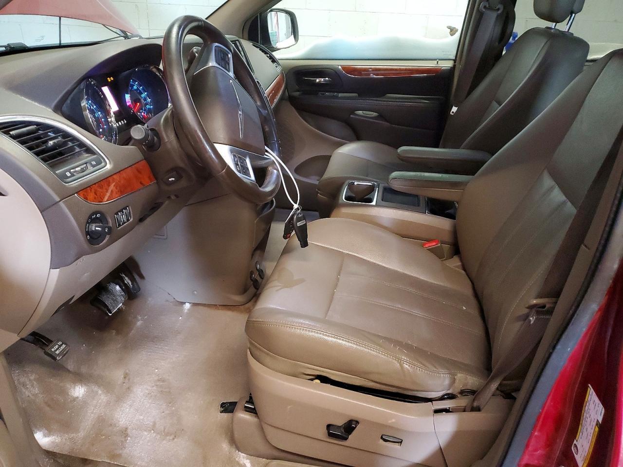 2012 Chrysler Town & Country Touring L - Фото 7