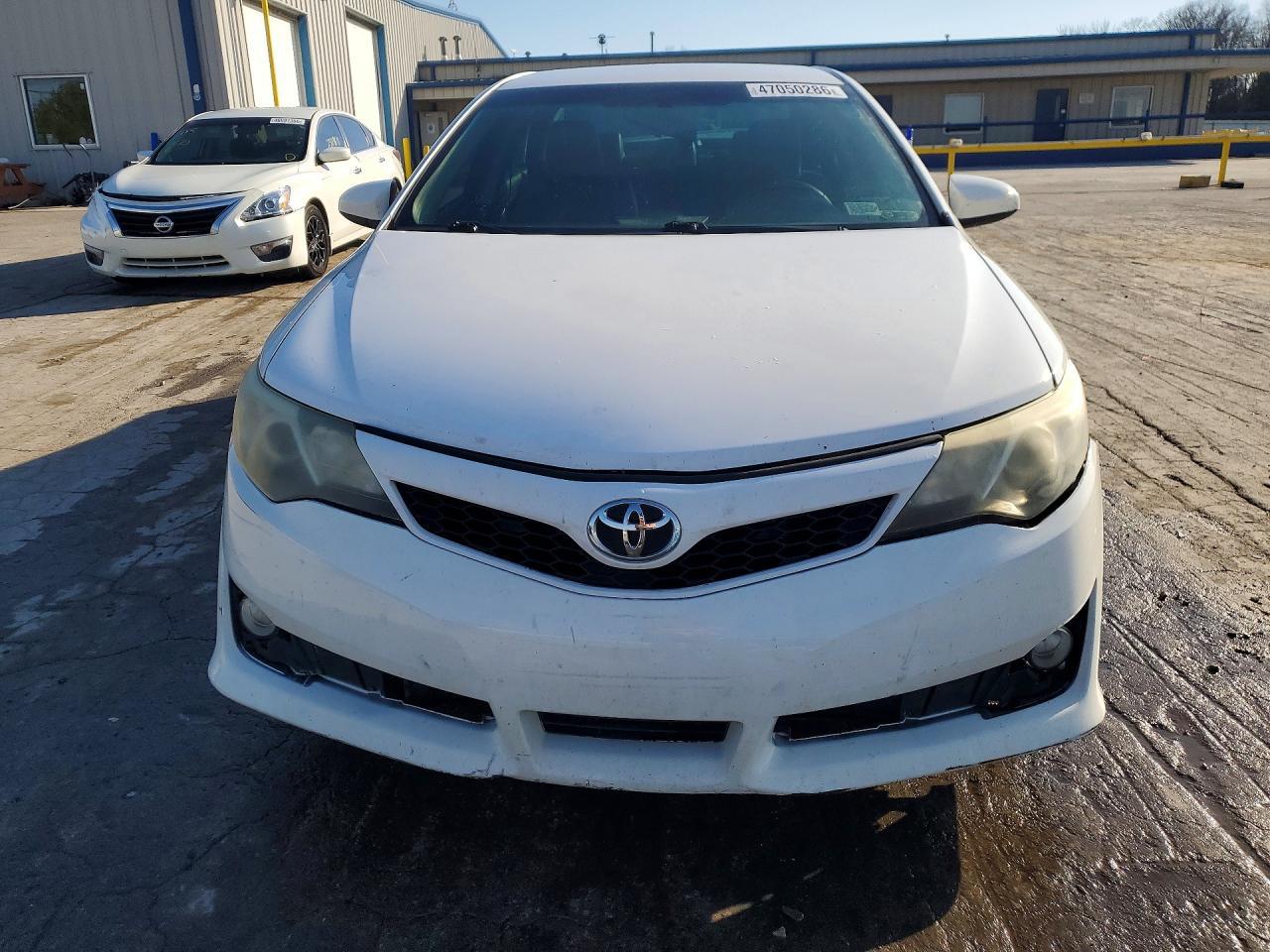 2014 Toyota Camry Se - Image 5