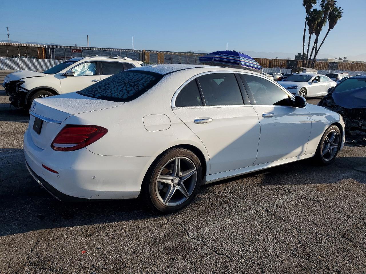 2017 Mercedes-Benz E 300 - Фото 3
