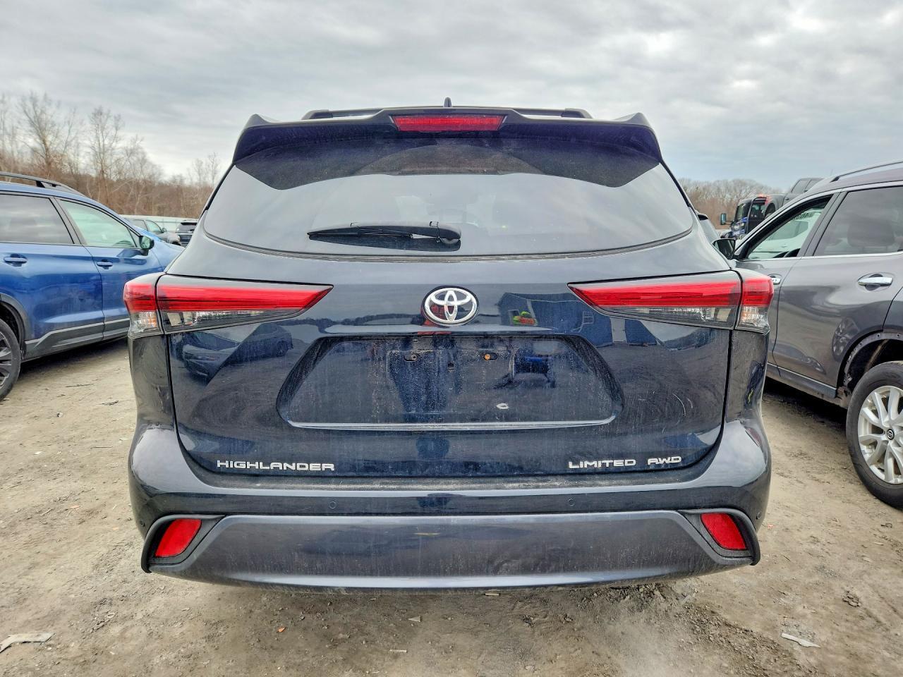 2022 Toyota Highlander Limited - Image 6