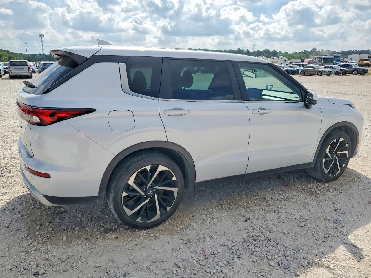 2023 Mitsubishi Outlander Se - Фото 3