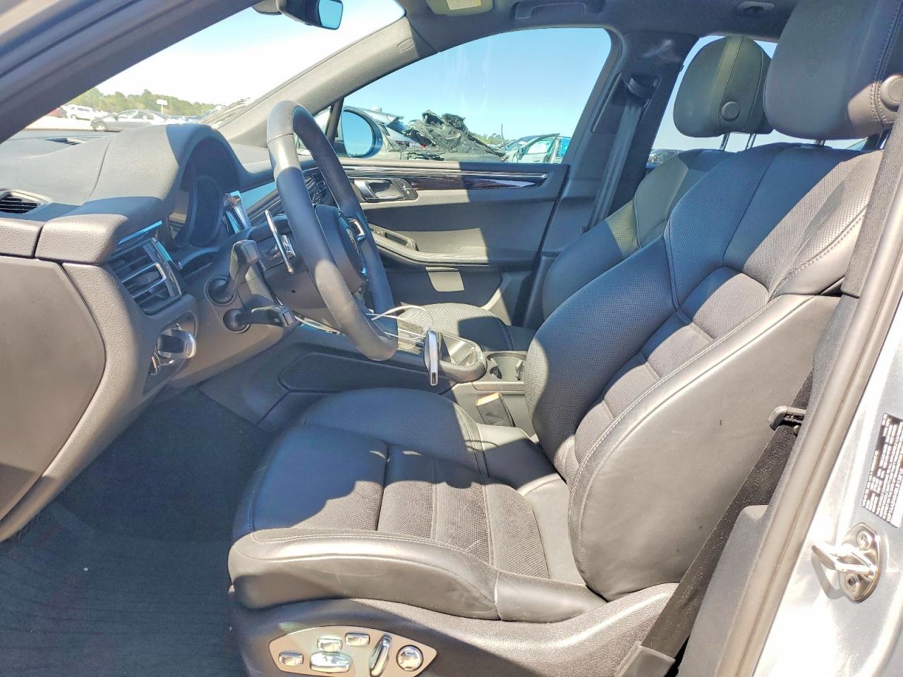 2025 Porsche Macan Base - Image 7