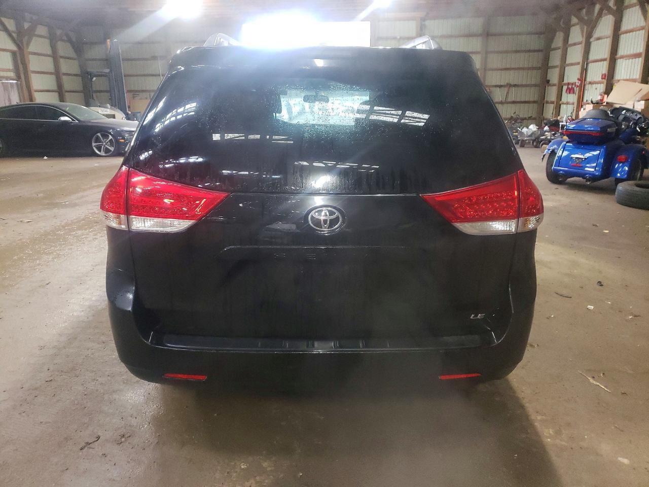 2011 Toyota Sienna Le 8-Passenger - Image 6