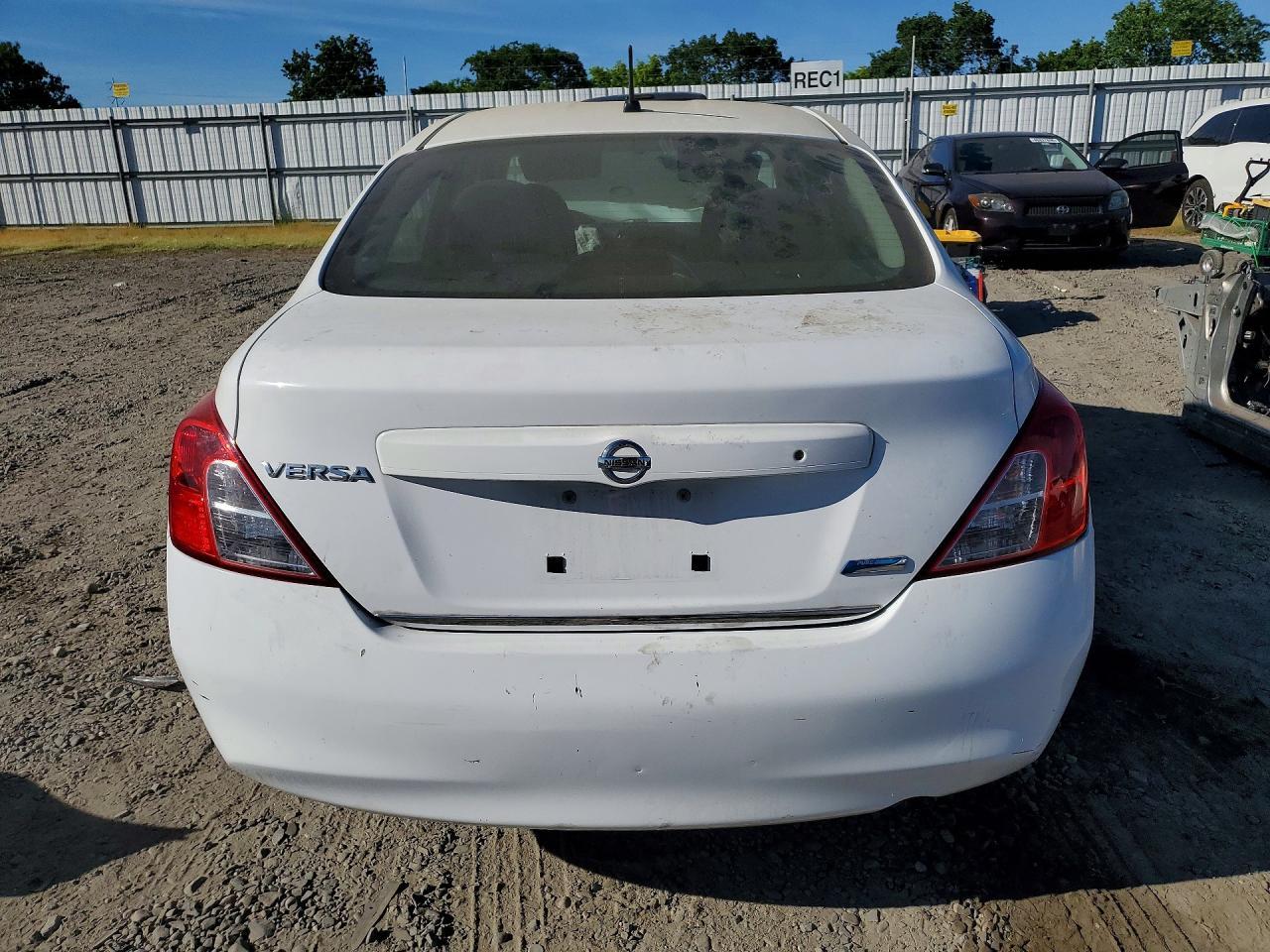 2012 Nissan Versa 1.6 S - Image 6