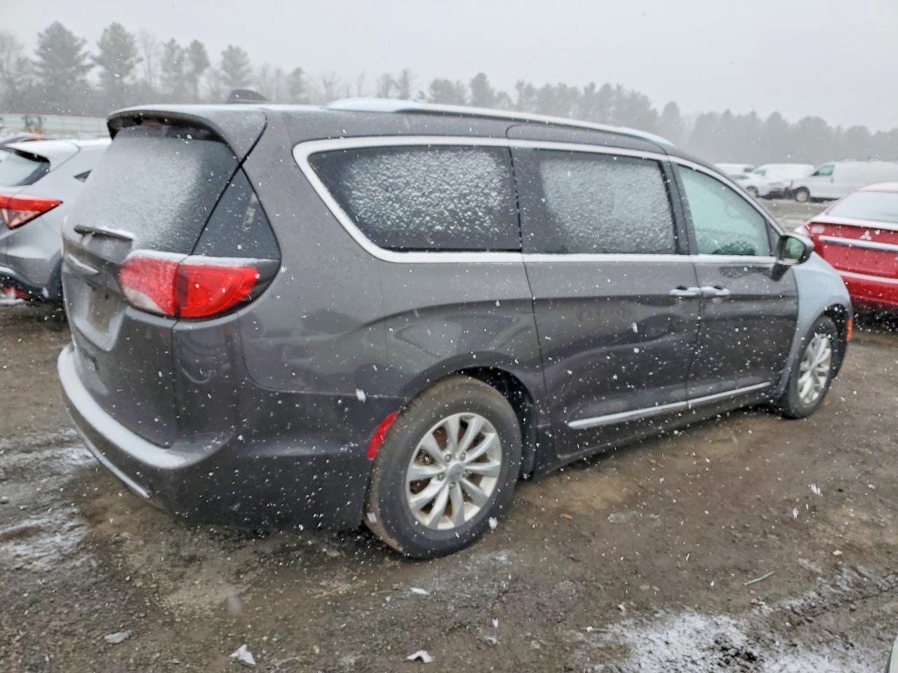 2019 Chrysler Pacifica Touring L - Фото 3