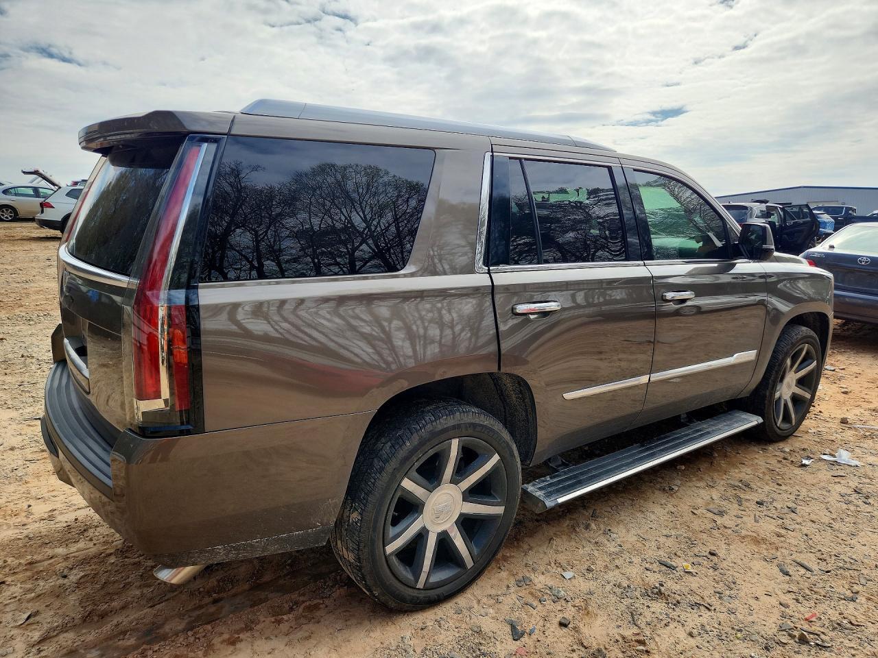 2016 Cadillac Escalade Premium - Image 3