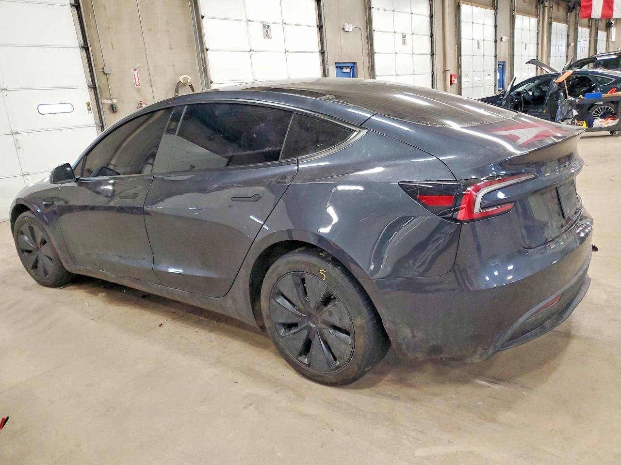 2025 Tesla Model 3 - Фото 2