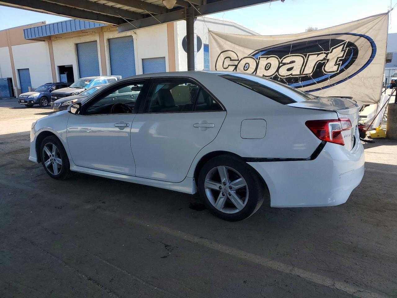 2013 Toyota Camry - Фото 2