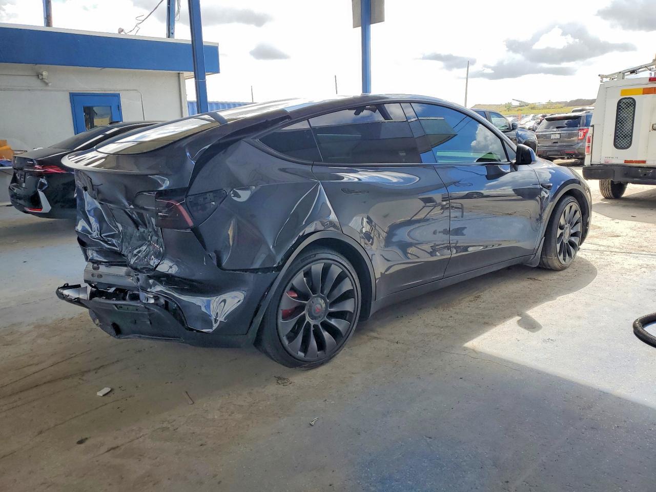 2024 Tesla Model Y - Фото 3