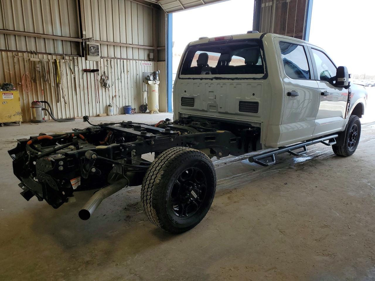 2025 Ford F250 Super Duty - Фото 3