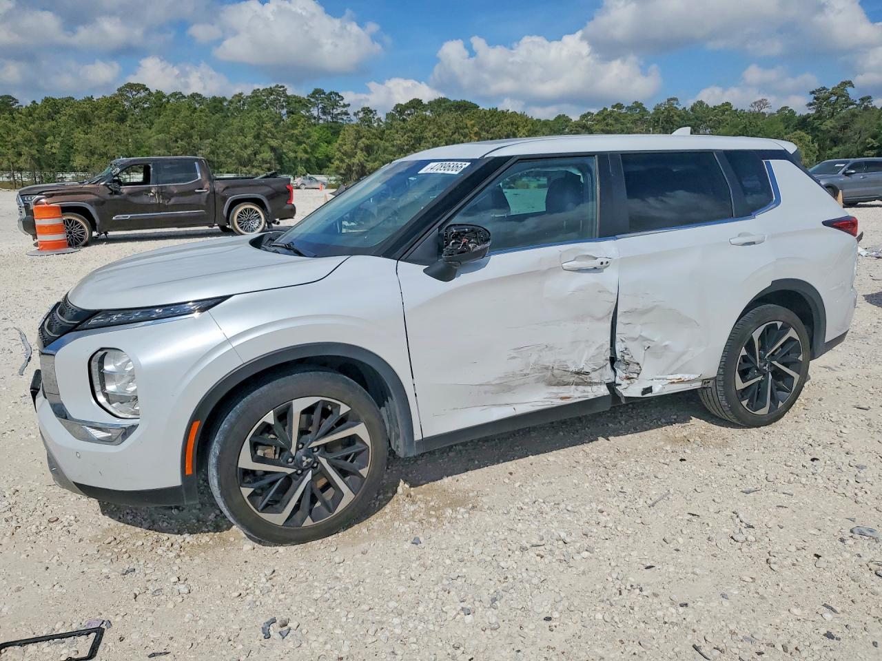 2023 Mitsubishi Outlander Se