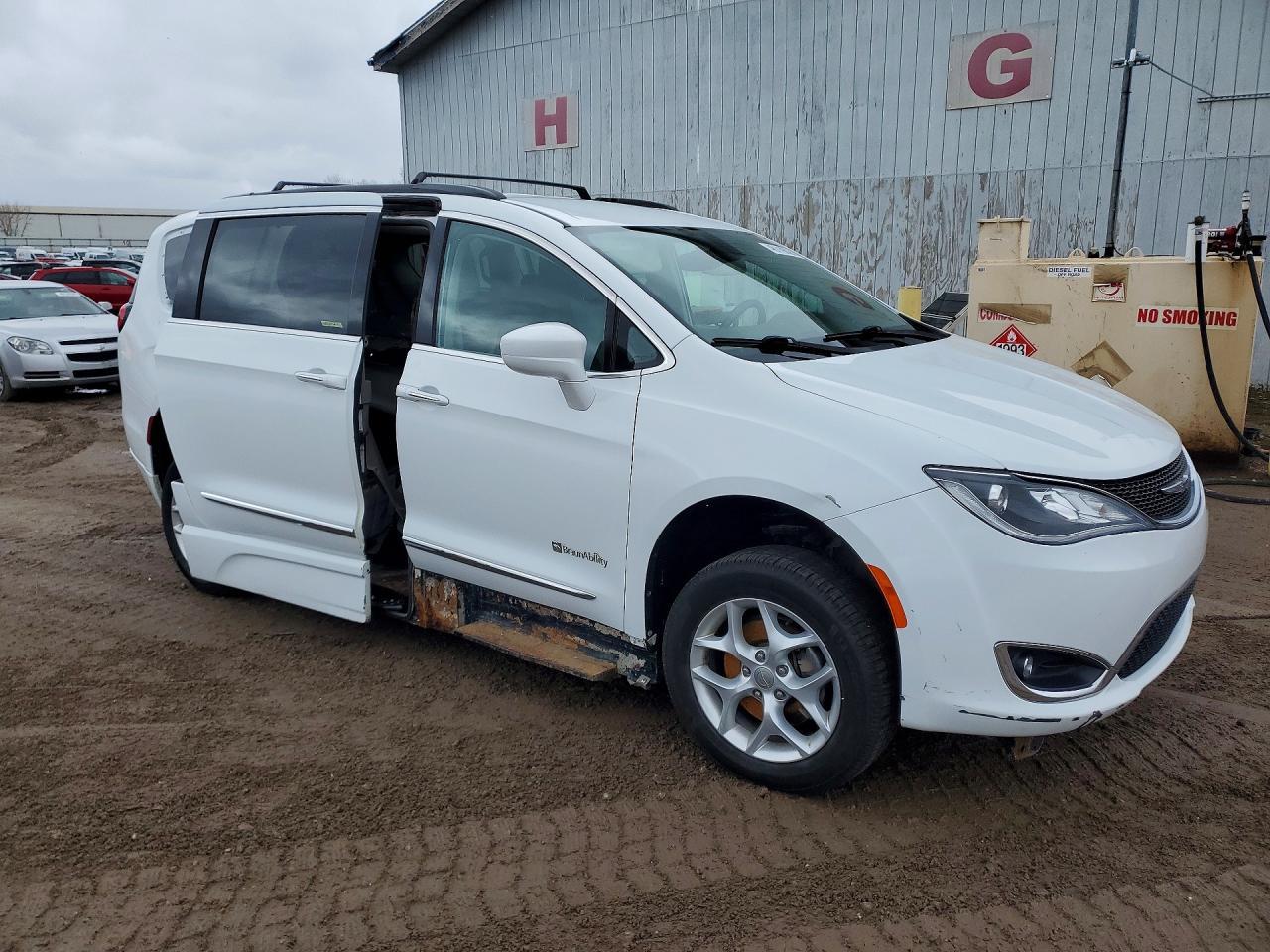 2017 Chrysler Pacifica Touring L - Image 4