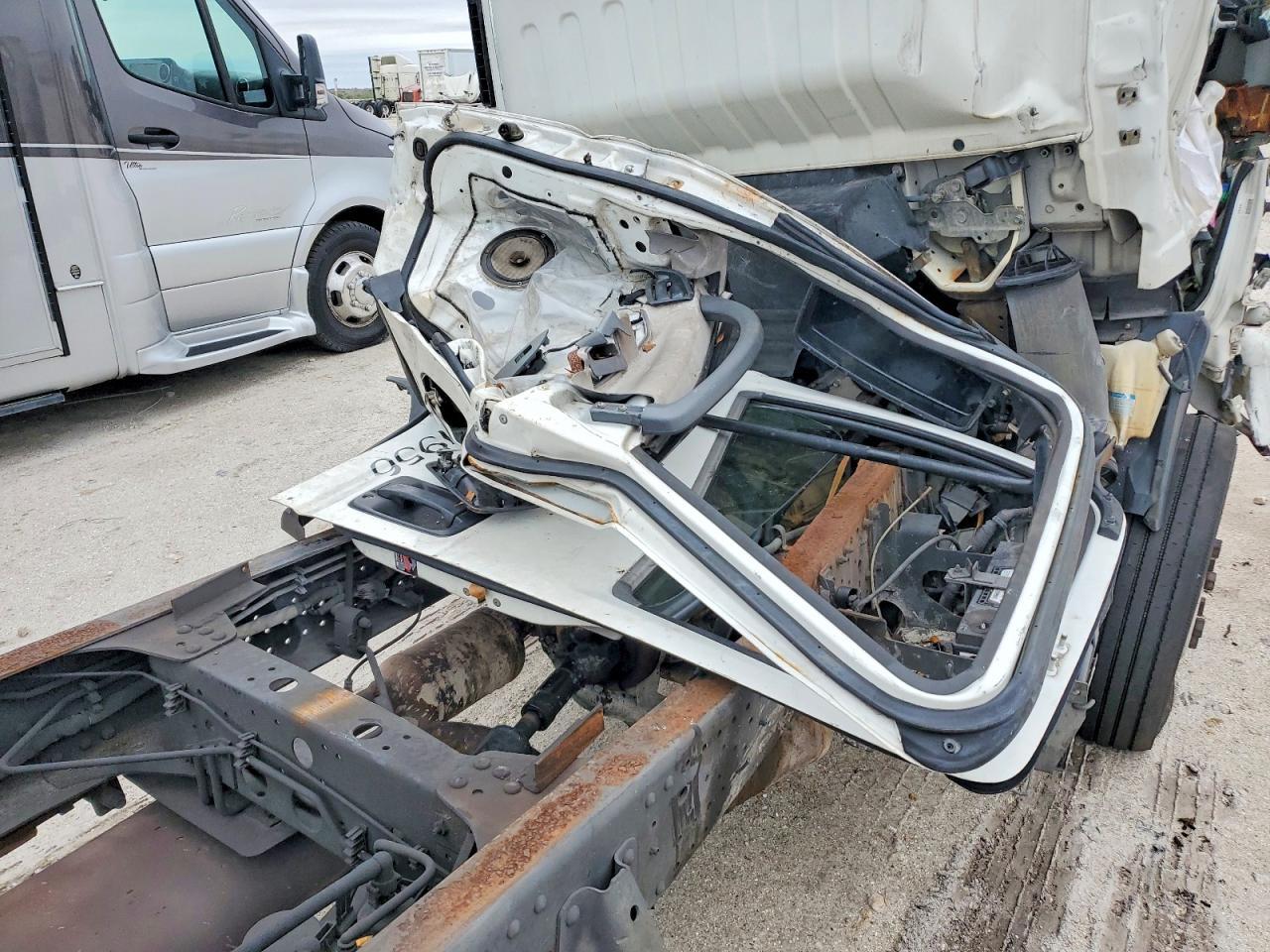 2015 Isuzu Npr Hd Truck Cab And Chassis - Фото 6