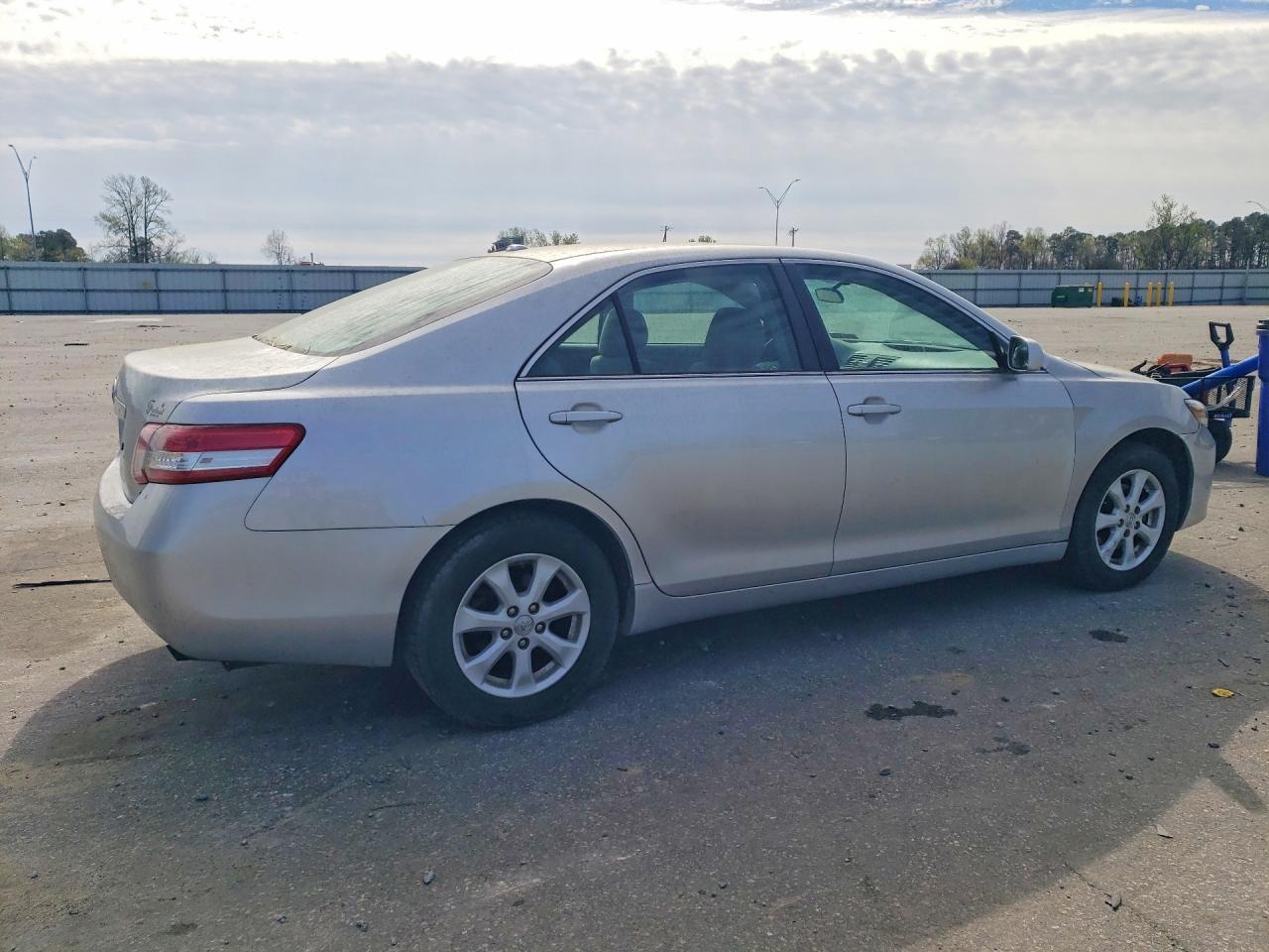 2011 Toyota Camry Le - Фото 3