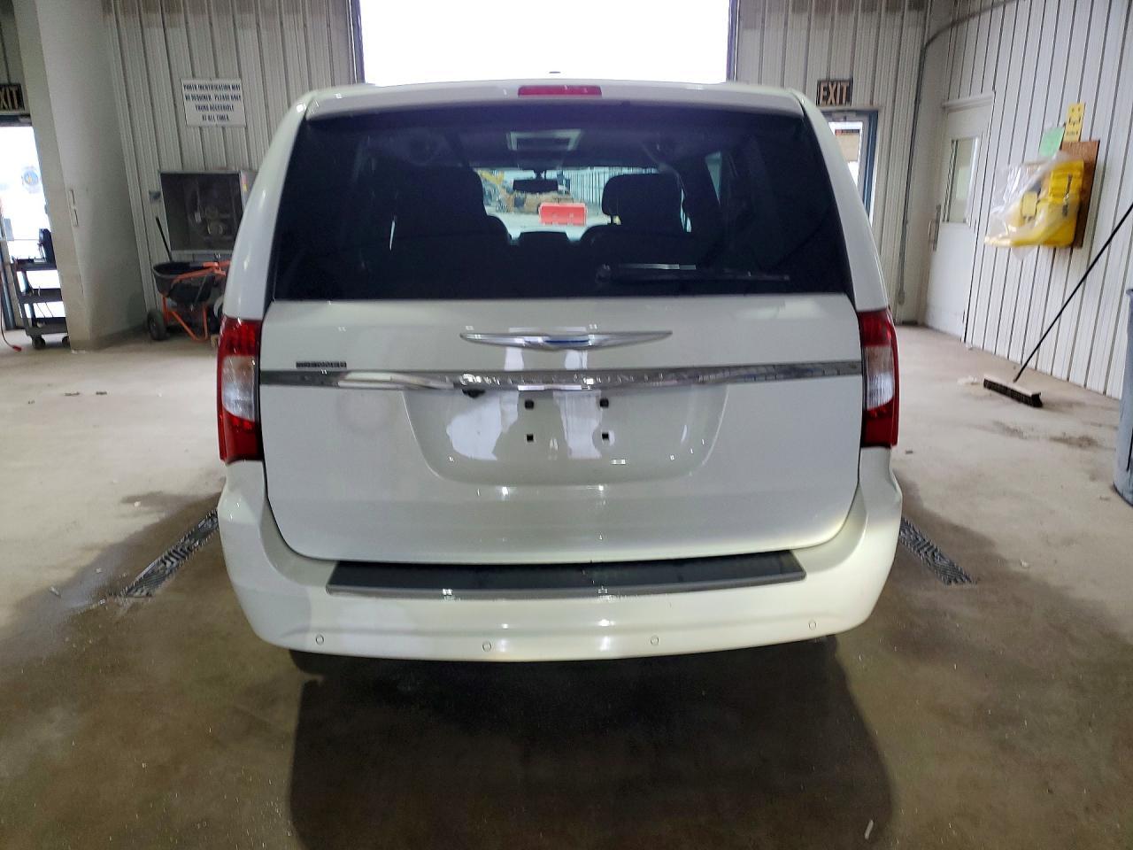 2013 Chrysler Town & Country Touring L - Фото 6