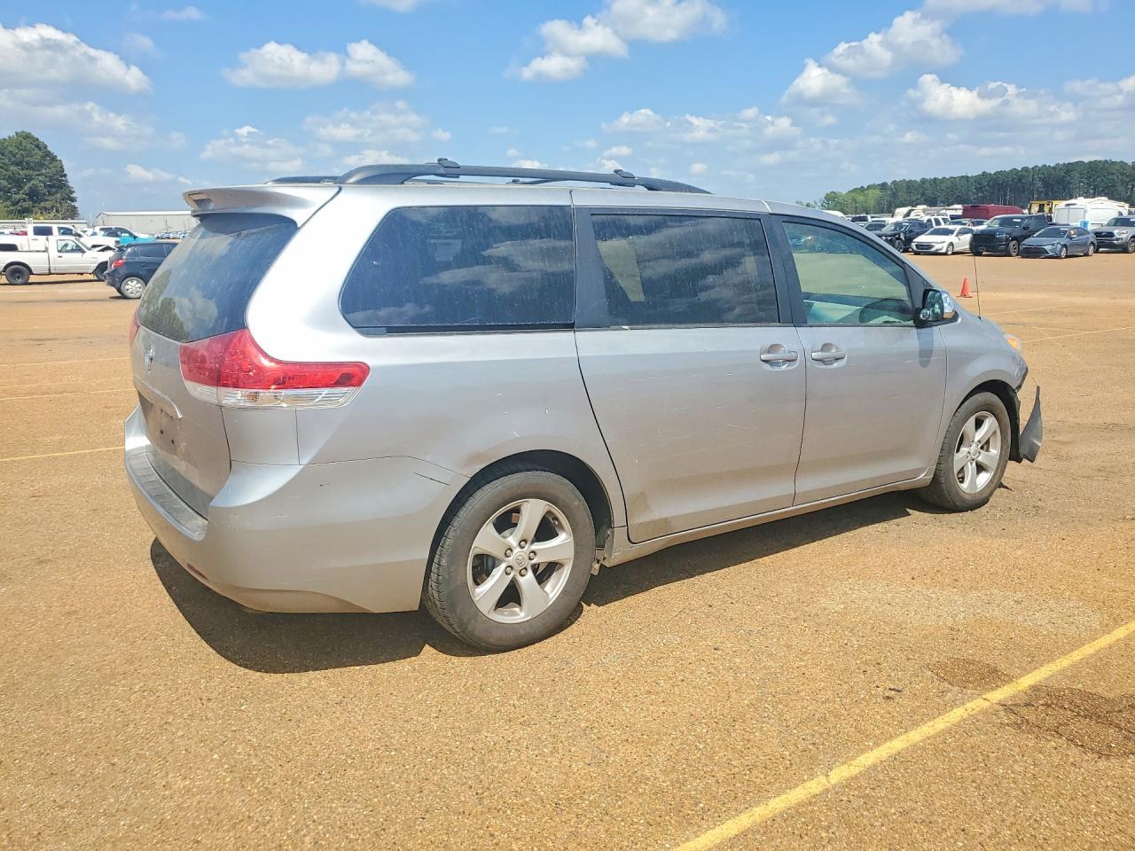 2011 Toyota Sienna Le 8-Passenger - Image 3