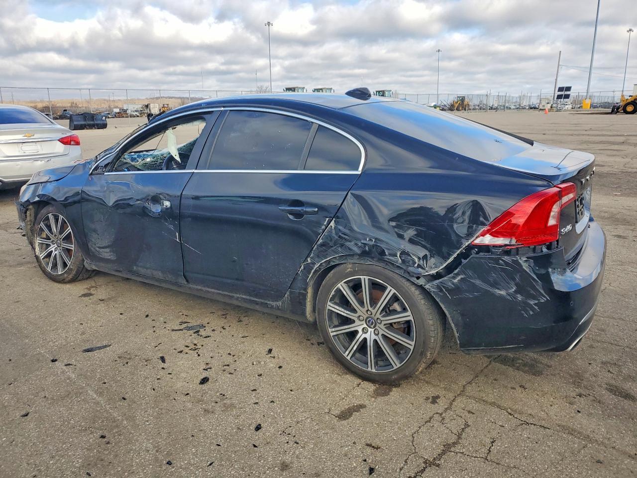2017 Volvo S60 Platinum - Image 2