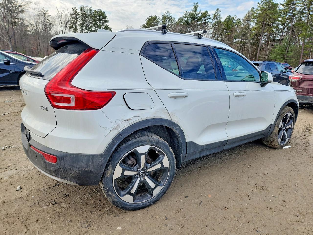 2020 Volvo Xc40 T5 Momentum - Image 3