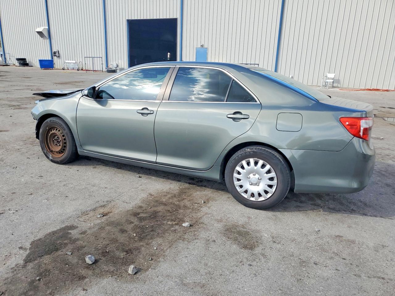 2012 Toyota Camry L - Фото 2