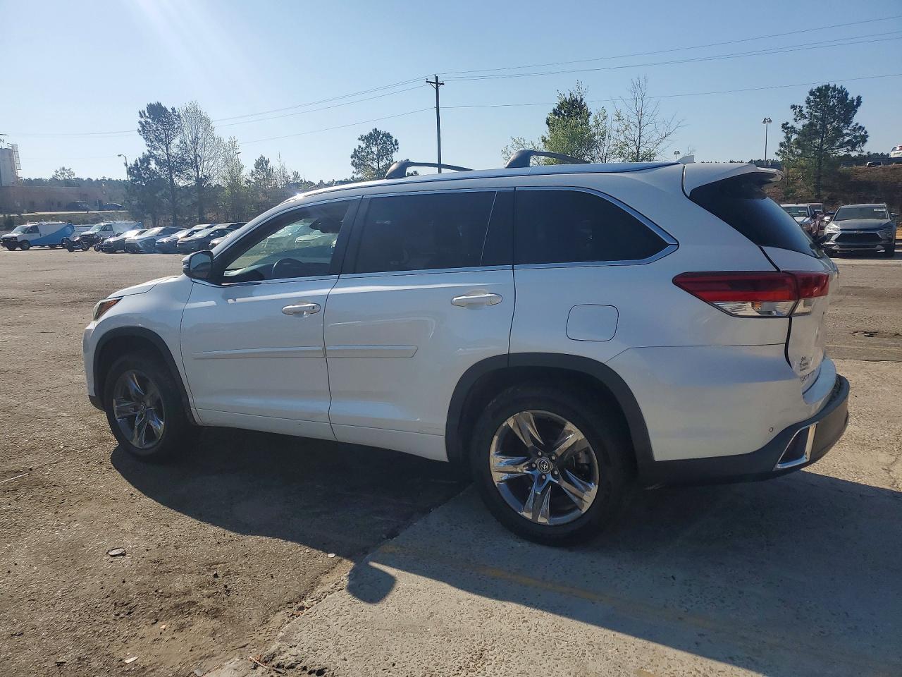 2018 Toyota Highlander Limited Platinum - Image 2
