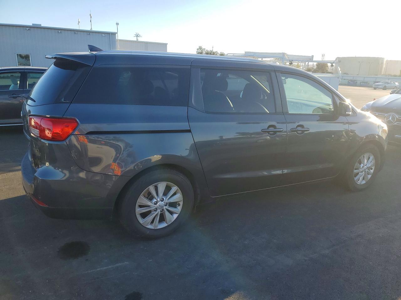 2017 Kia Sedona Lx - Фото 3