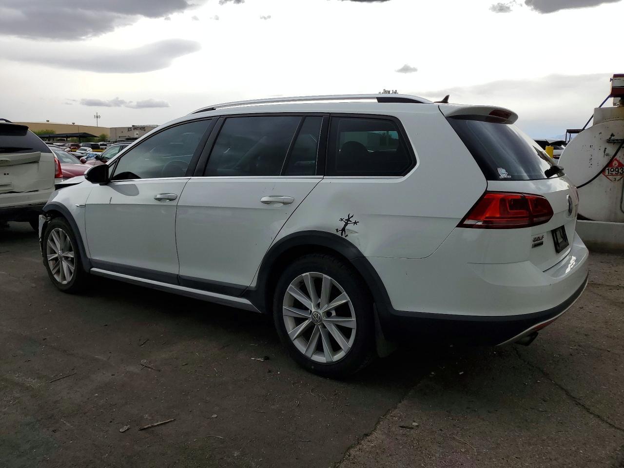 2017 Volkswagen Golf Alltrack S - Image 2