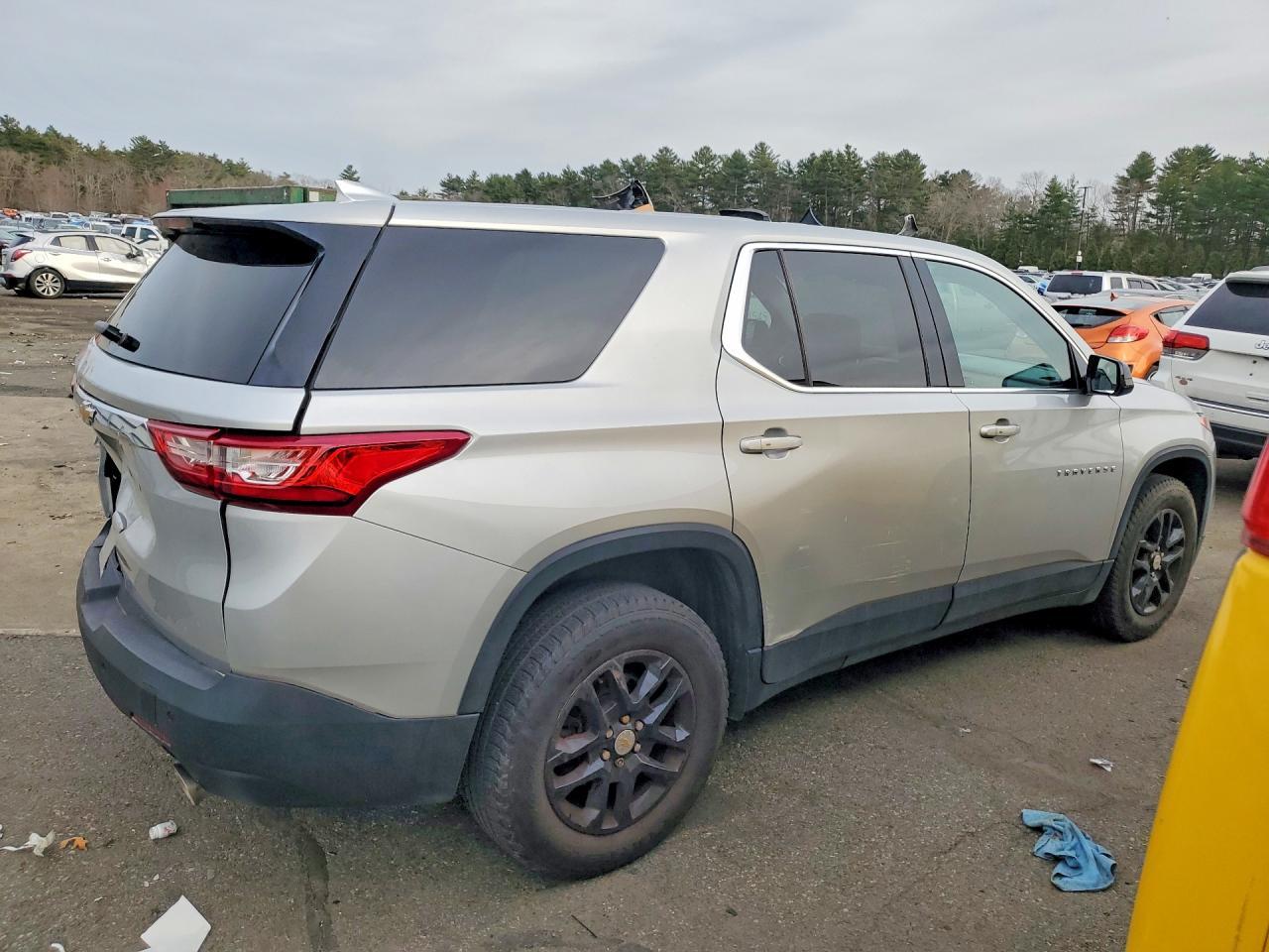 2020 Chevrolet Traverse Ls - Image 3