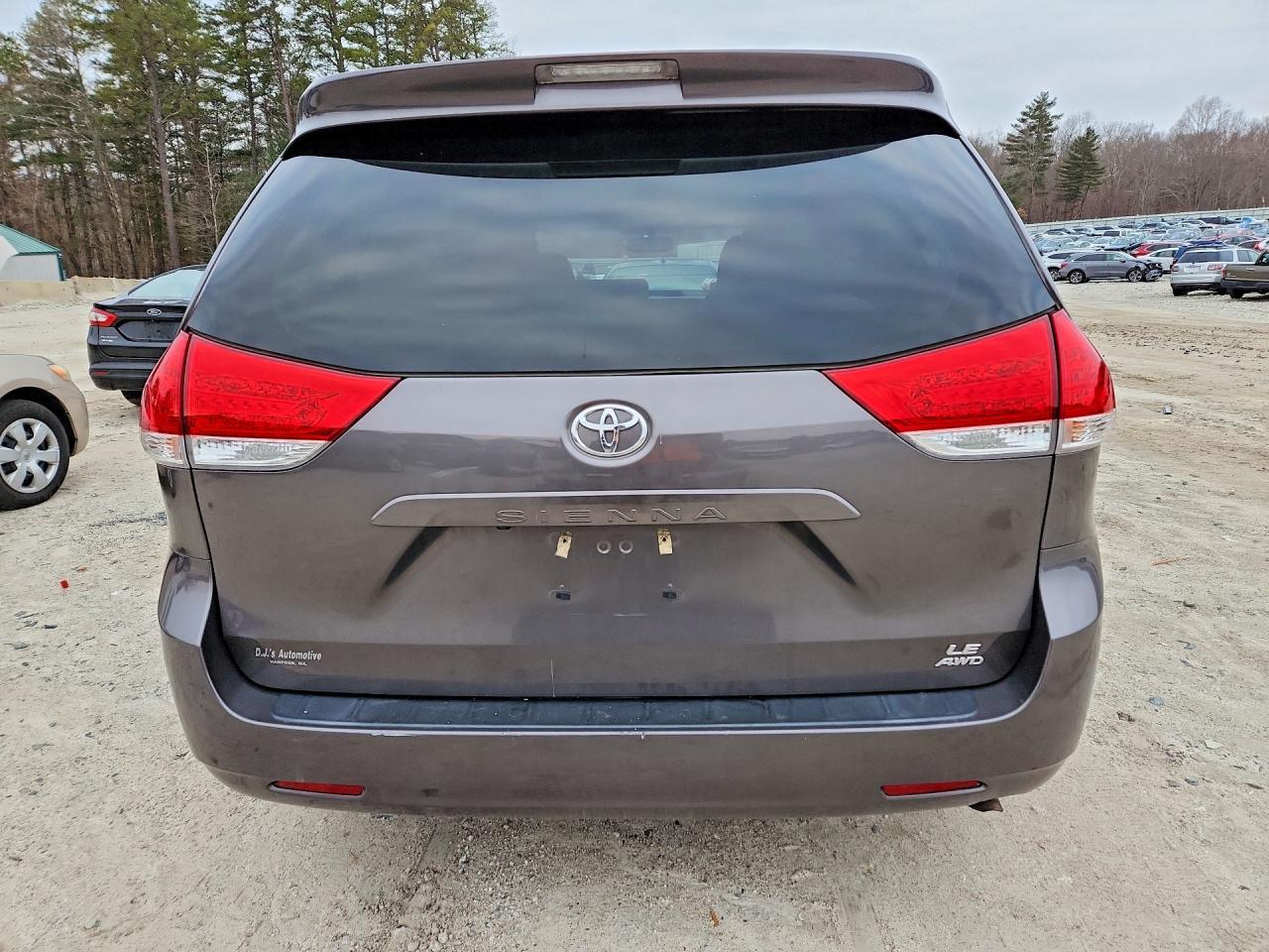 2013 Toyota Sienna Le 7-Passenger - Фото 6