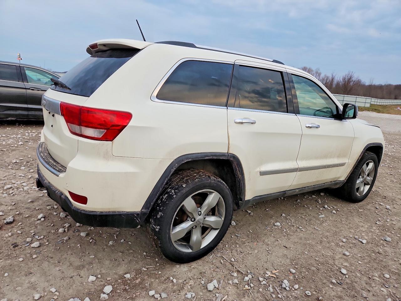 2012 Jeep Grand Cherokee Overland - Image 3