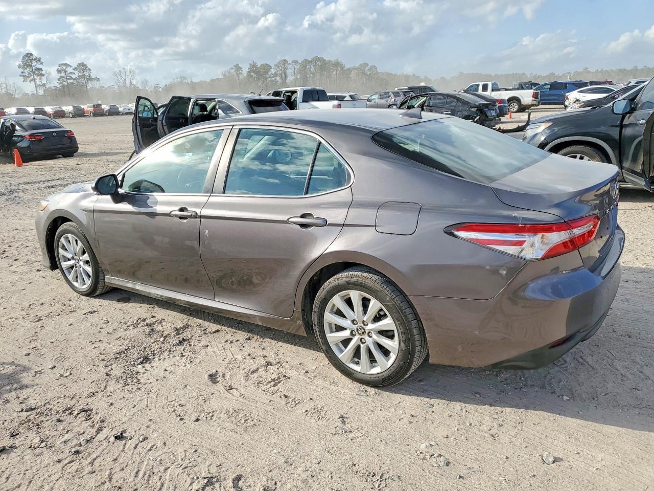 2020 Toyota Camry Le - Фото 2