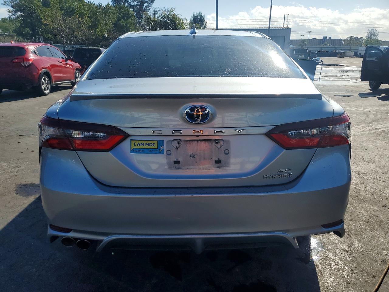 2022 Toyota Camry Hybrid Se - Image 6