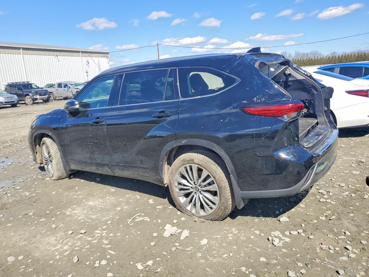 2022 Toyota Highlander Platinum - Image 2