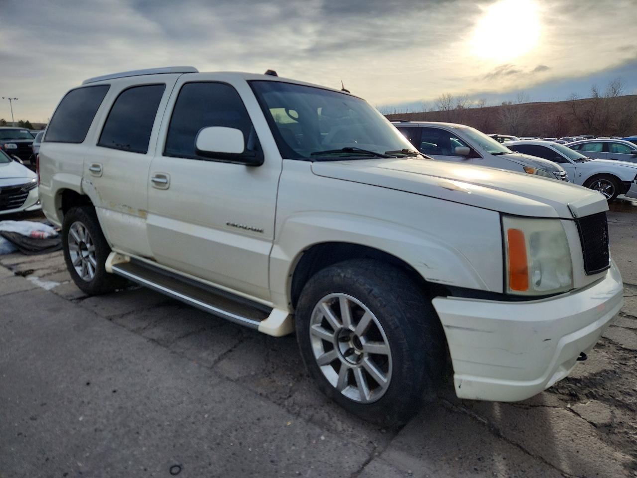 2004 Cadillac Escalade Luxury - Image 4