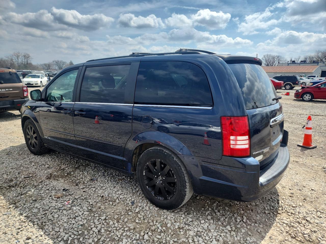2008 Chrysler Town & Country Touring - Фото 2