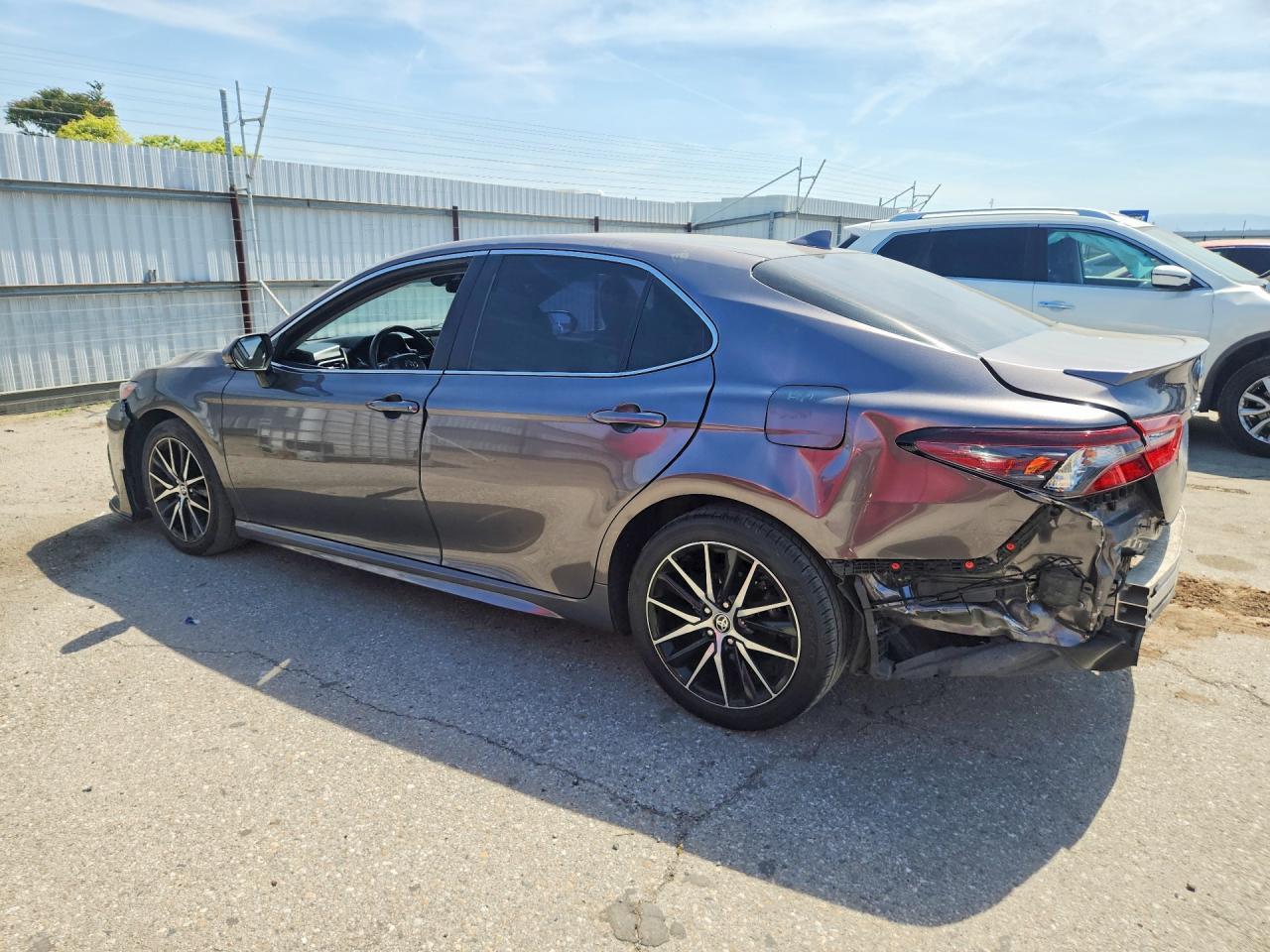 2022 Toyota Camry Se - Фото 2