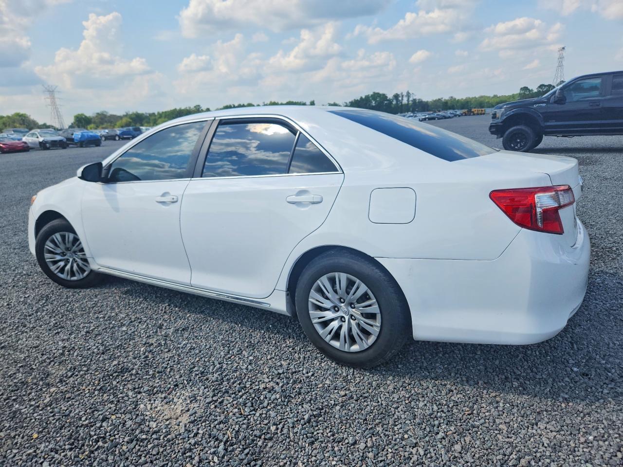 2014 Toyota Camry Hybrid Le - Image 3