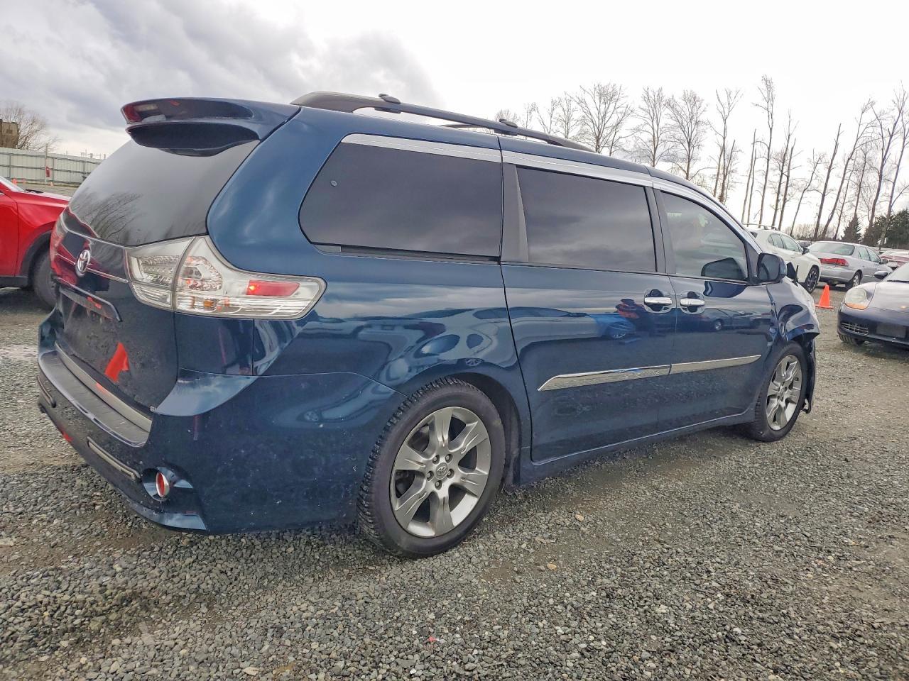 2011 Toyota Sienna Se 8-Passenger - Image 3