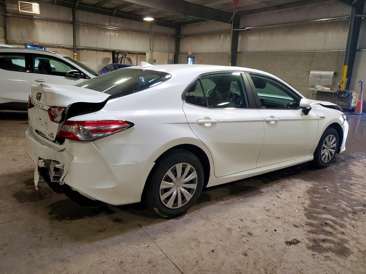 2019 Toyota Camry Hybrid Le - Фото 3