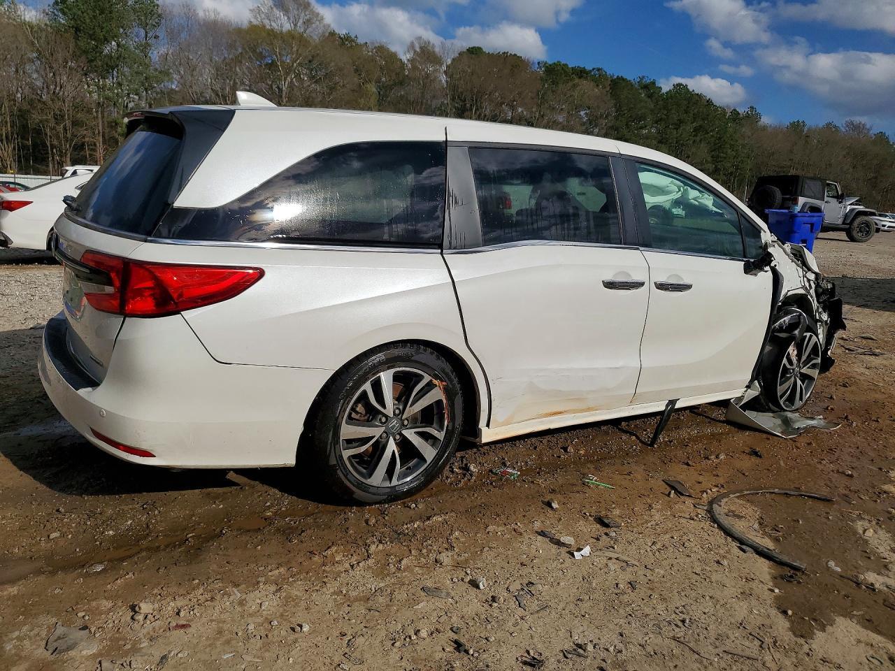 2023 Honda Odyssey Touring - Image 3