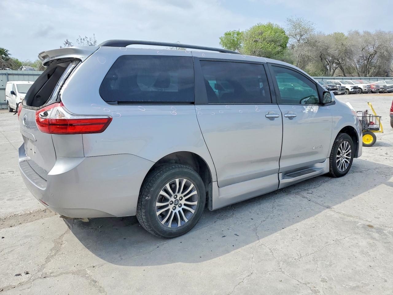 2018 Toyota Sienna Xle Premium 8-Passenger - Image 3