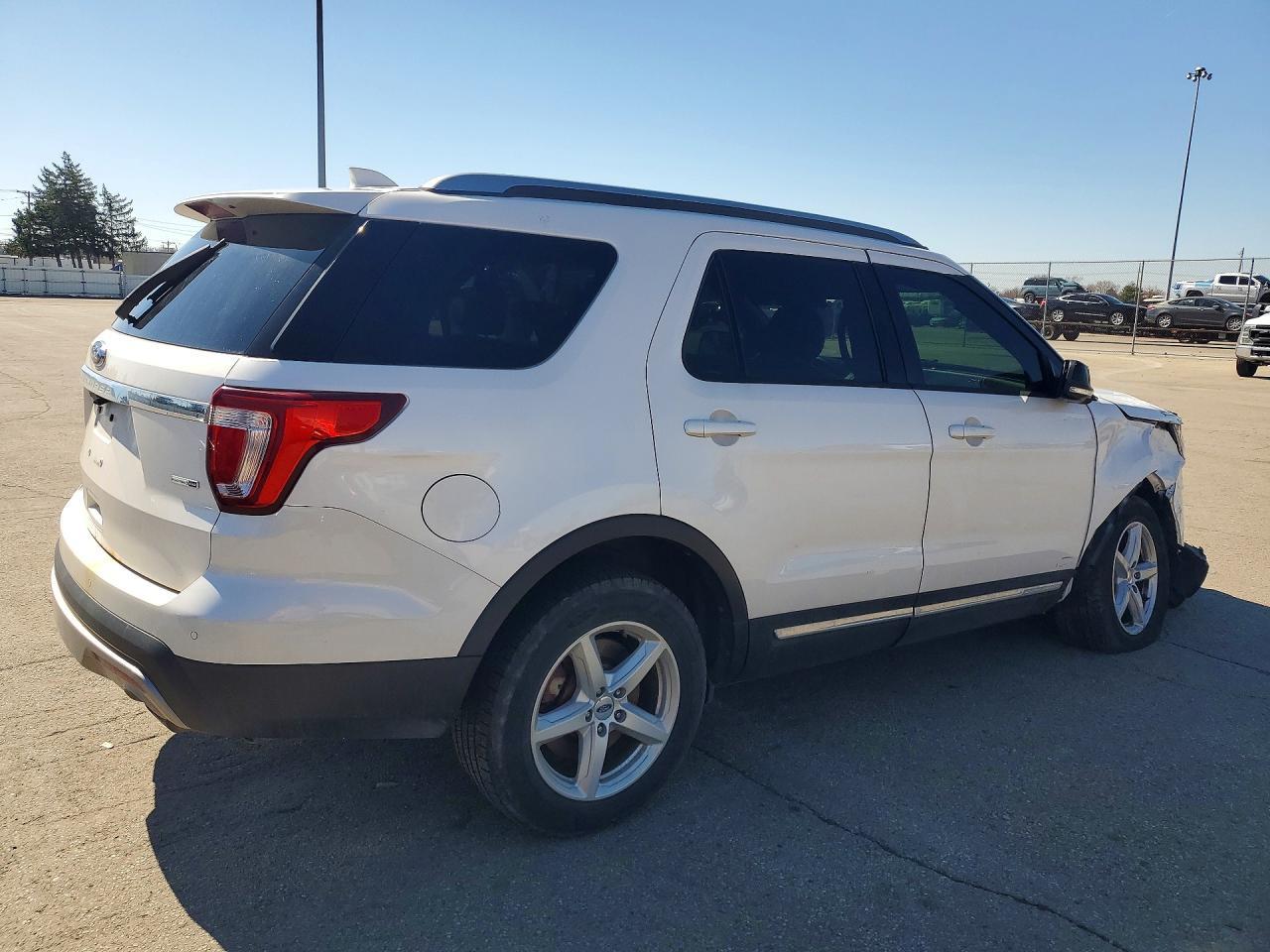 2016 Ford Explorer Xlt - Фото 3