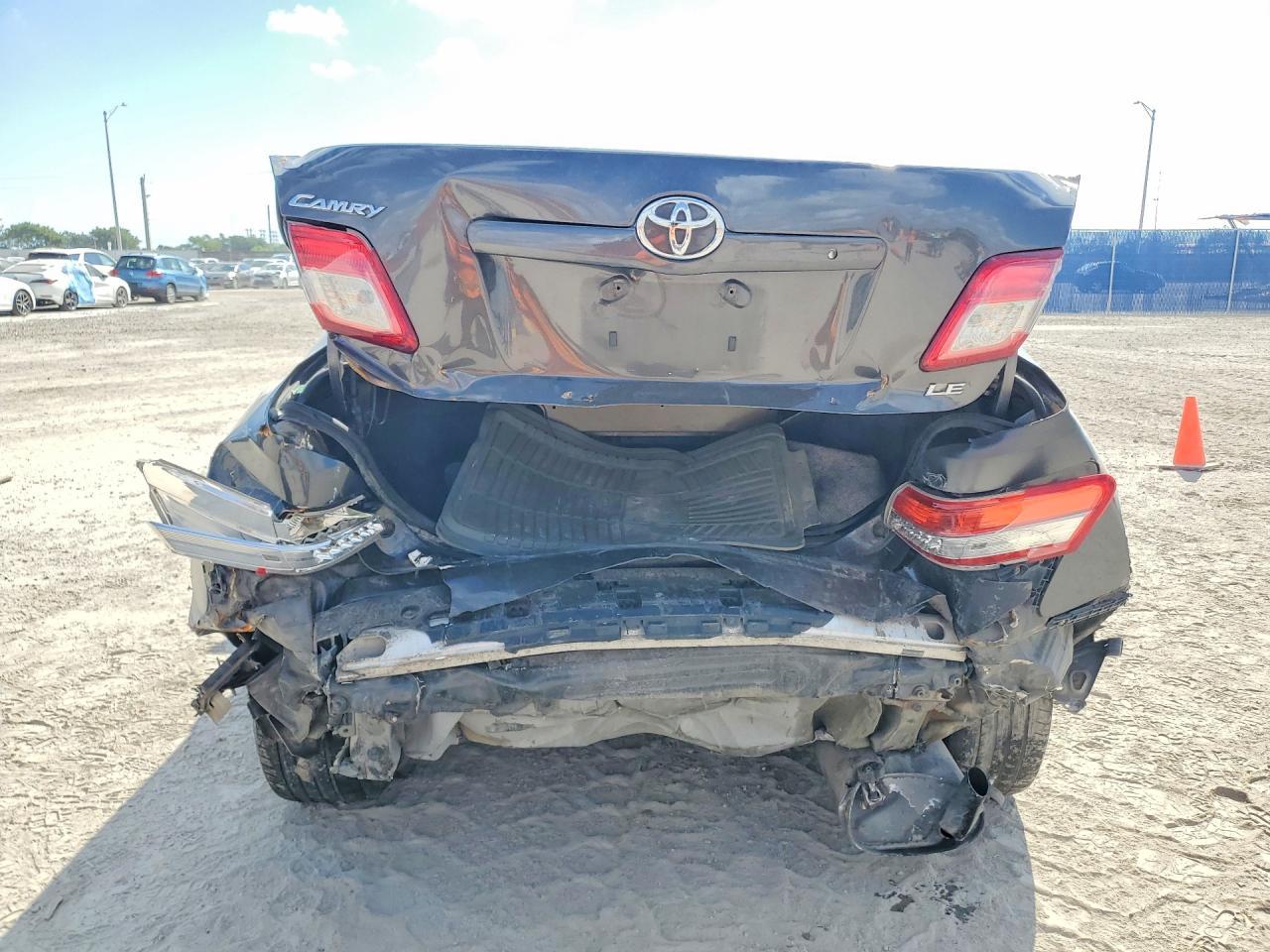 2010 Toyota Camry Le - Фото 6